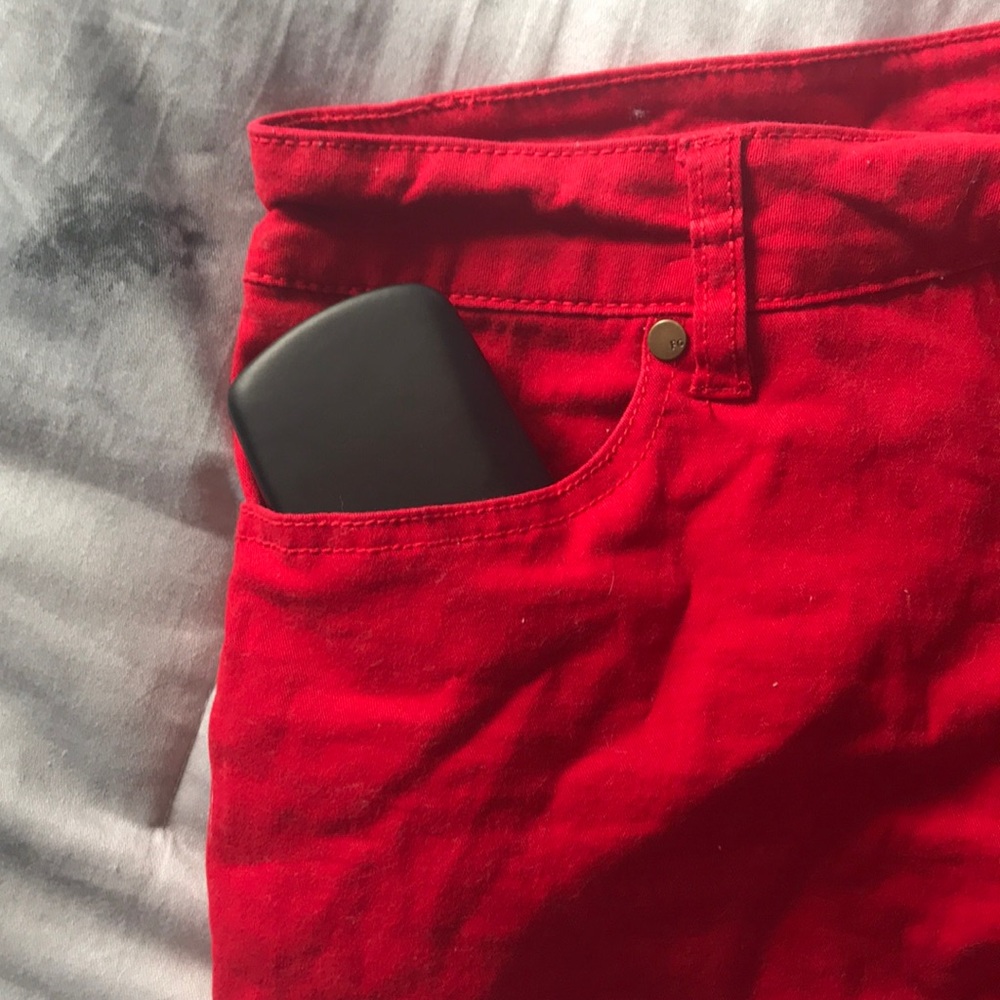 Red shorts - Picture 2 of 5